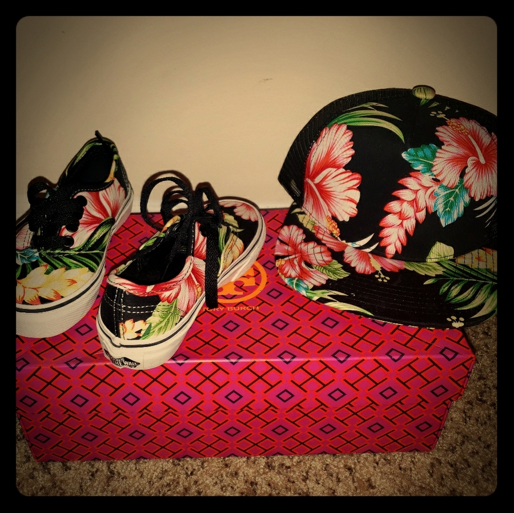 VANS! sneakers and matching hat. Kids 5